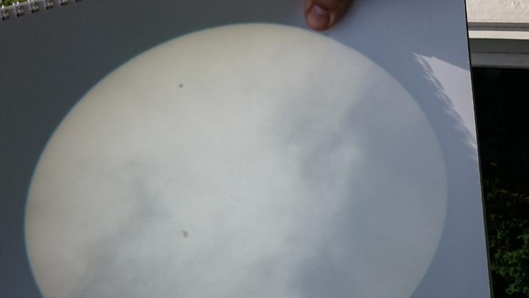 Merkur, der innerste Planet (dunkler Punkt oben im Bild), zog zuletzt 2016 vor der Sonne entlang Merkur, der innerste Planet (dunkler Punkt oben im Bild), zog zuletzt 2016 vor der Sonne entlang