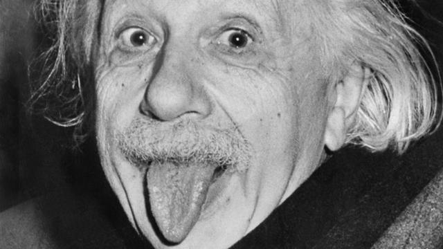 Auf diesem berühmten Foto zu seinem 72. Geburtstag am 14.3.1951 steckt Albert Einstein den Fotografen die Zunge heraus.