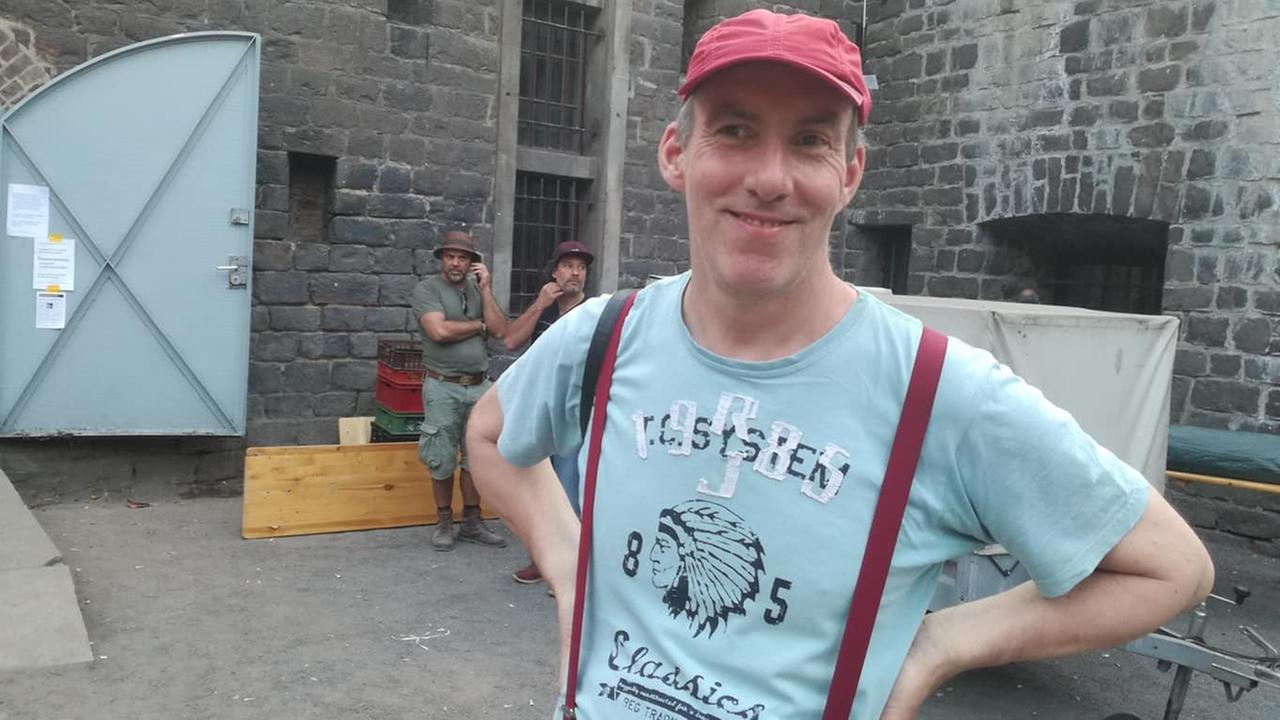 Jan Krauthäuser, der Initiator des Festivals, möchte Musik zum Ereignis machen.
Seit vierzehn Jahren findet in Köln das Edelweißpiratenfestival statt und ist damit Teil des regionalen Brauchtums geworden. 2018 Jan Krauthäuser, der Initiator des Festivals, möchte Musik zum Ereignis machen.
Seit vierzehn Jahren findet in Köln das Edelweißpiratenfestival statt und ist damit Teil des regionalen Brauchtums geworden. 2018