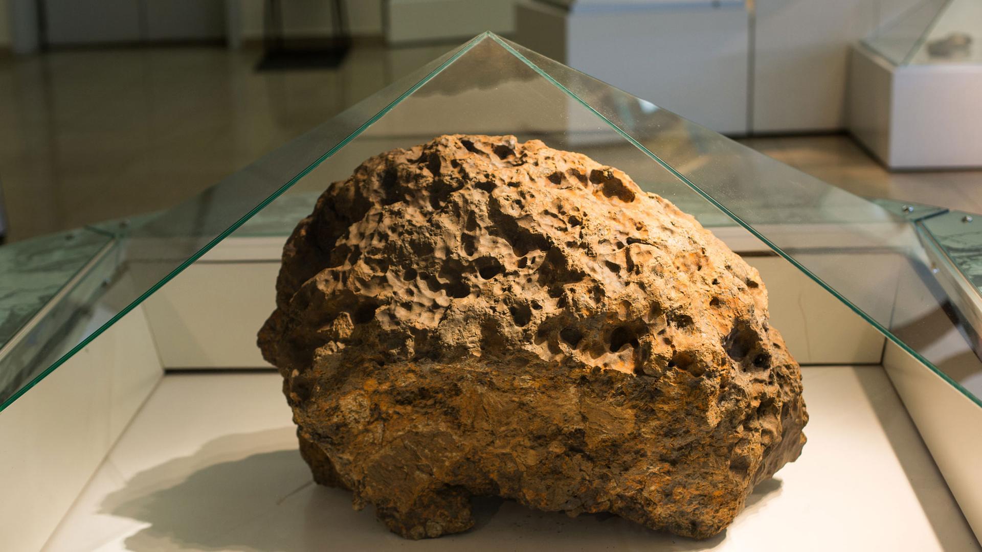 Ein 600 Kilogramm schweres Fragment des im Februar 2013 in der Nähe der russischen Stadt Tscheljabinsk eingeschlagenen Meteoriten liegt in einer Vitrine im Tscheljabinsker Museum für Regionalgeschichte. Ein 600 Kilogramm schweres Fragment des im Februar 2013 in der Nähe der russischen Stadt Tscheljabinsk eingeschlagenen Meteoriten liegt in einer Vitrine im Tscheljabinsker Museum für Regionalgeschichte.