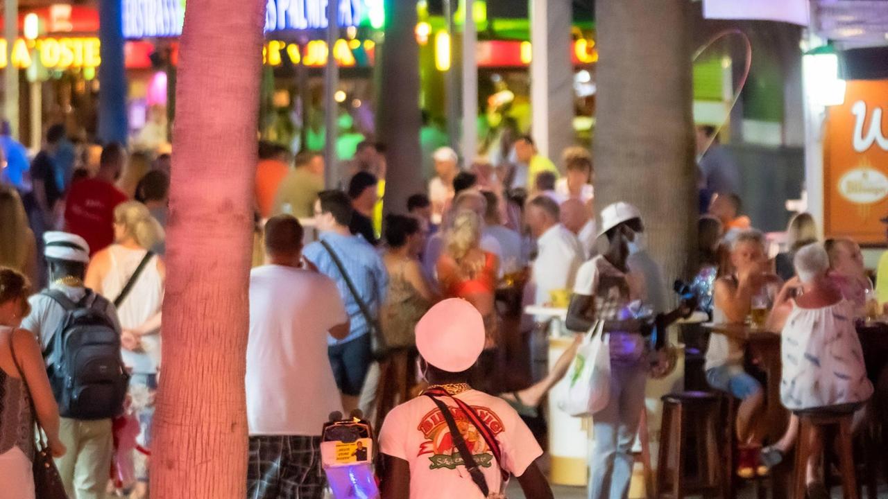 Nachtleben an der Playa de Palma auf der Insel Mallorca: Touristen ohne Sicherheitsabstand und Mund-Nase-Schutz im Juni 2020. Nachtleben an der Playa de Palma auf der Insel Mallorca: Touristen ohne Sicherheitsabstand und Mund-Nase-Schutz im Juni 2020.