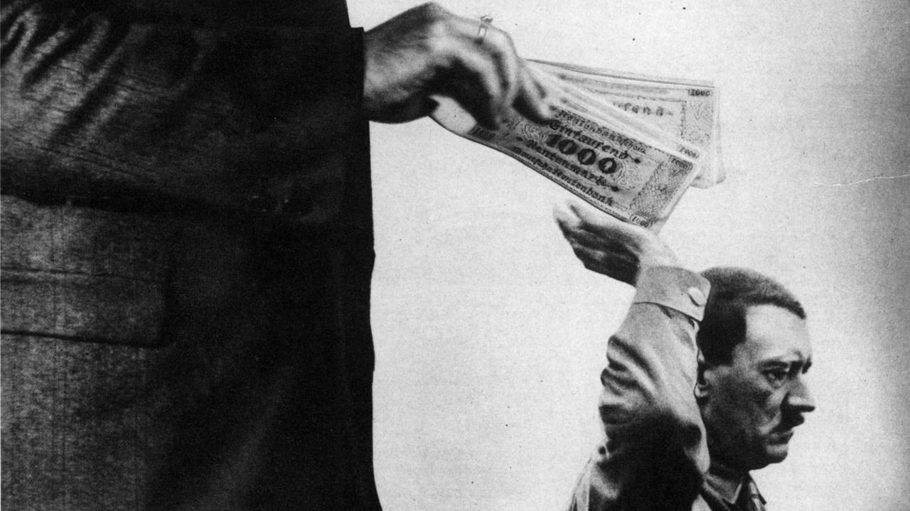 Fotomontage von Adolf Hitler beim Hitler-Gruß, dahinter ein Mann mit einem dicken Geldscheinbündel Fotomontage von Adolf Hitler beim Hitler-Gruß, dahinter ein Mann mit einem dicken Geldscheinbündel