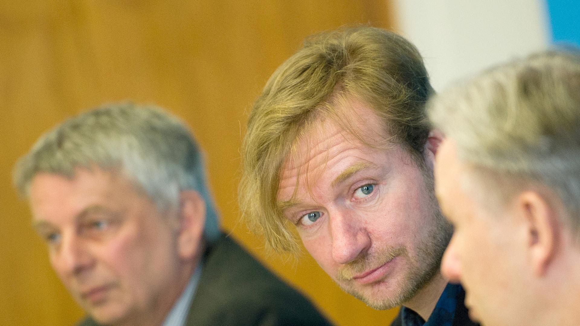 Der neue Kulturstaatssekretär Tim Renner (M) neben dem Regierenden Bürgermeister Klaus Wowereit (beide SPD) und dem Senatssprecher Richard Meng (l) Der neue Kulturstaatssekretär Tim Renner (M) neben dem Regierenden Bürgermeister Klaus Wowereit (beide SPD) und dem Senatssprecher Richard Meng (l)