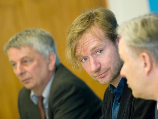 Der neue Kulturstaatssekretär Tim Renner (M) neben dem Regierenden Bürgermeister Klaus Wowereit (beide SPD) und dem Senatssprecher Richard Meng (l)