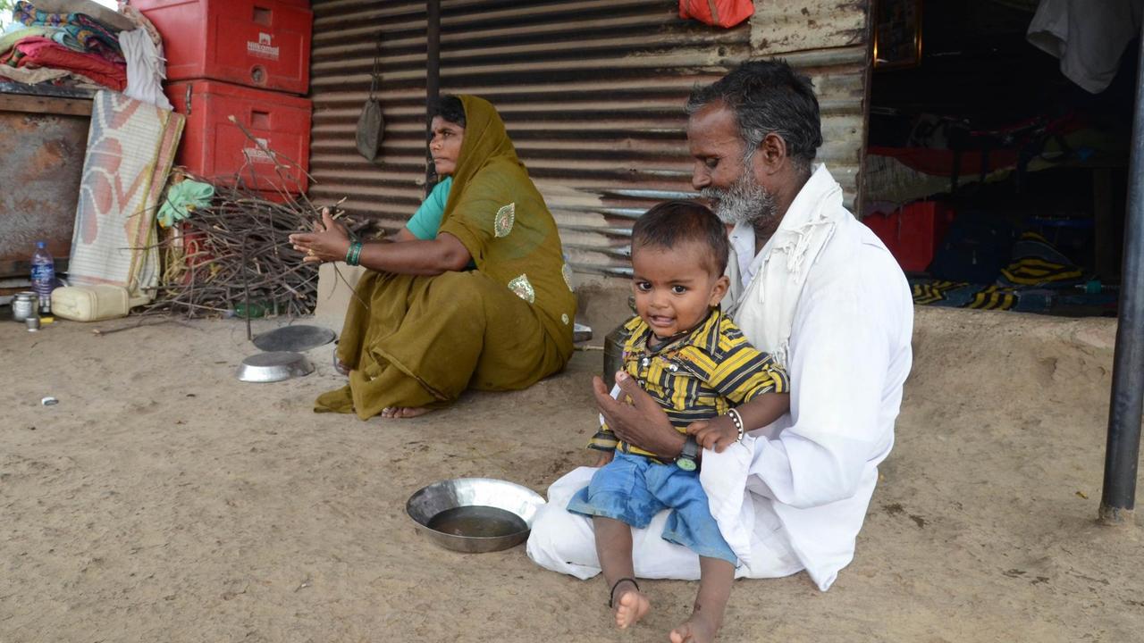 Rekha Aage und ihr Mann Raju Namdev Aage mit ihrem einjährigen Sohn. Er ist nach seinem ermodeten Bruder benannt: Nitin Rekha Aage und ihr Mann Raju Namdev Aage mit ihrem einjährigen Sohn. Er ist nach seinem ermodeten Bruder benannt: Nitin