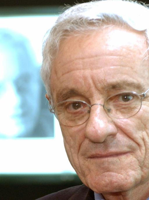 Der Psychoanalytiker Arno Gruen 2003 auf der Frankfurter Buchmesse.