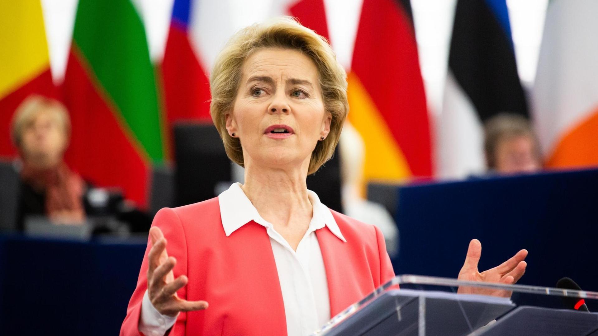 Die neue EU-Kommissionschefin Ursula von der Leyen hält eine Rede vor dem EU-Parlament in Straßburg. Die neue EU-Kommissionschefin Ursula von der Leyen hält eine Rede vor dem EU-Parlament in Straßburg.