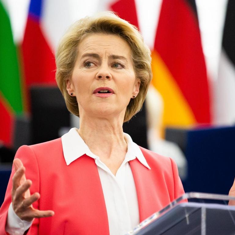 Die neue EU-Kommissionschefin Ursula von der Leyen hält eine Rede vor dem EU-Parlament in Straßburg.
