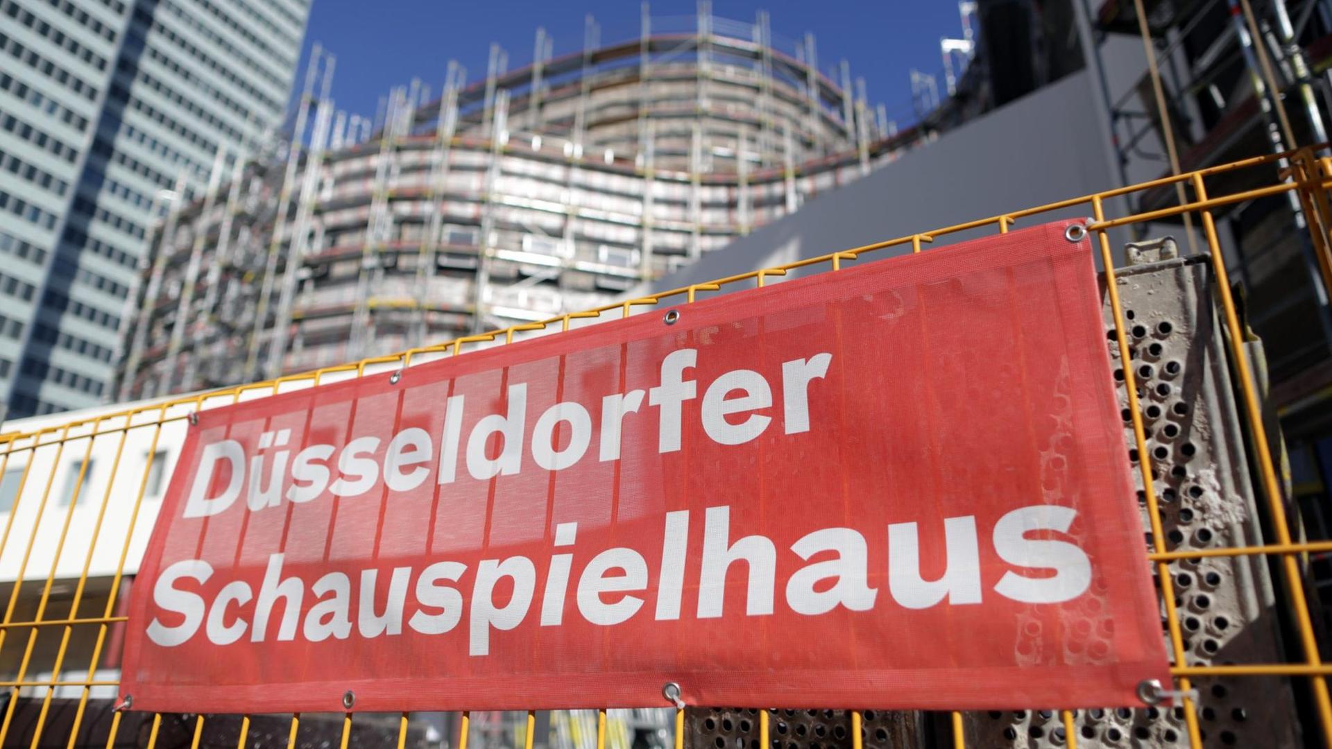 Das Schauspielhaus in Düsseldorf mit einem roten Banner Das Schauspielhaus in Düsseldorf mit einem roten Banner