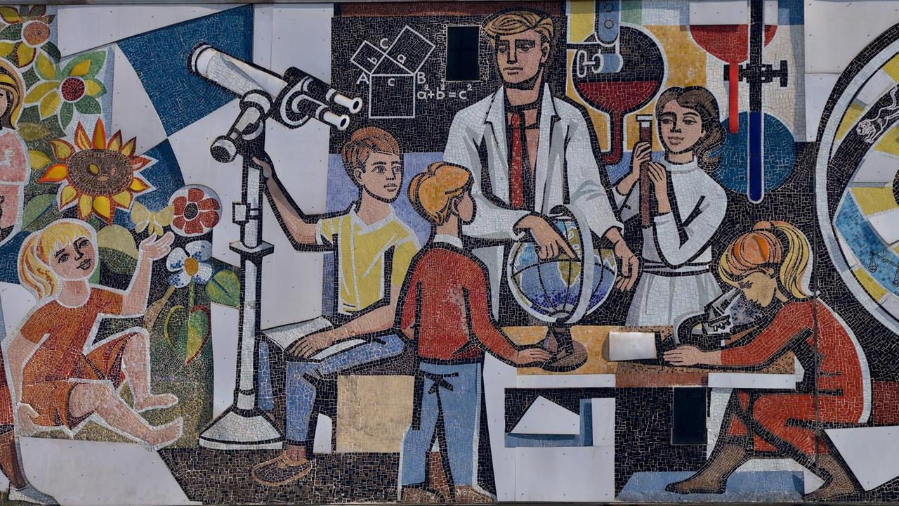 Ein Lehrer im Kreis seiner mit Globus, Mikroskop und Teleskop forschenden Schüler - Mosaik von Walter Womacka an der Fassade des "Haus des Lehrers" am Alexanderplatz in Berlin Ein Lehrer im Kreis seiner mit Globus, Mikroskop und Teleskop forschenden Schüler - Mosaik von Walter Womacka an der Fassade des "Haus des Lehrers" am Alexanderplatz in Berlin