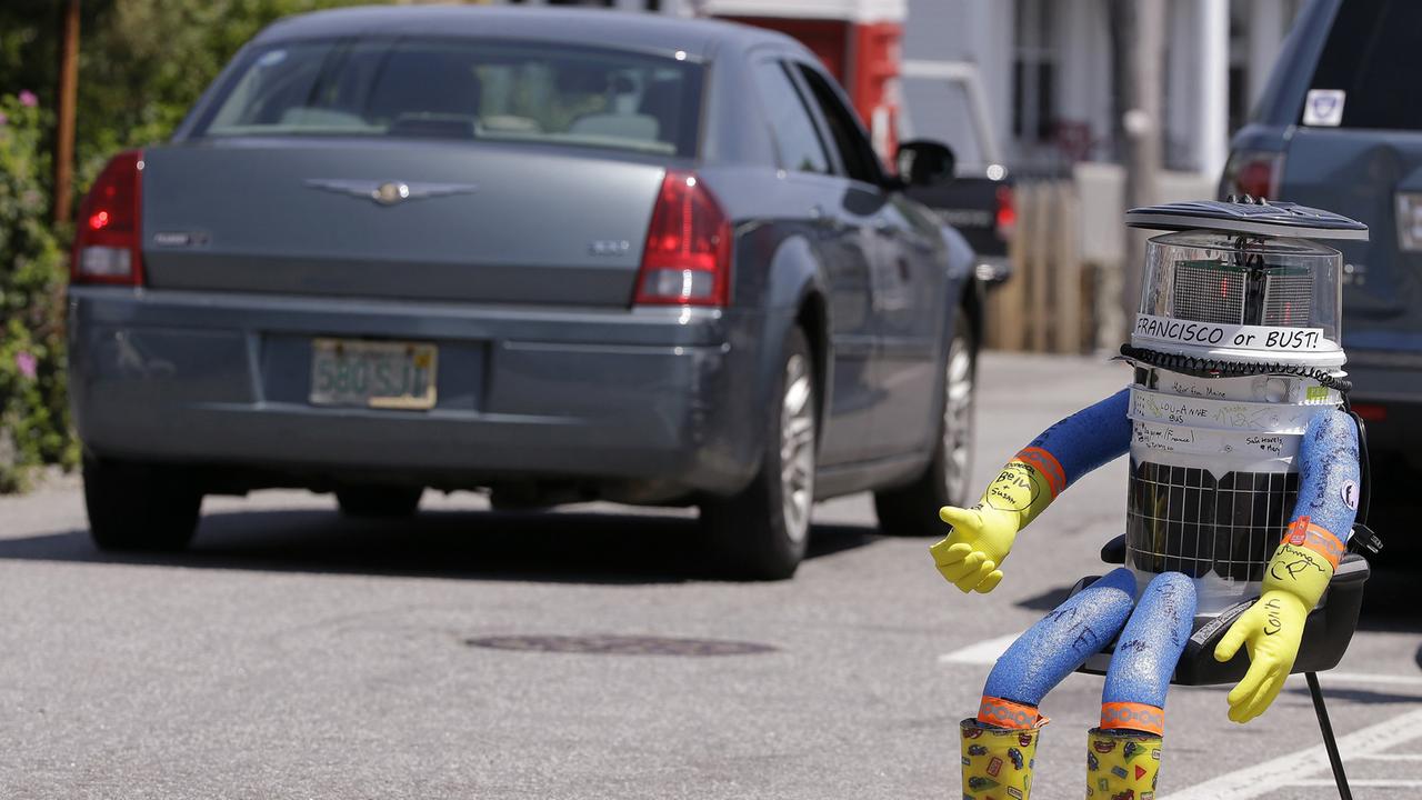 Roboter "hitchBOT" im Juli 2015 in den USA Roboter "hitchBOT" im Juli 2015 in den USA