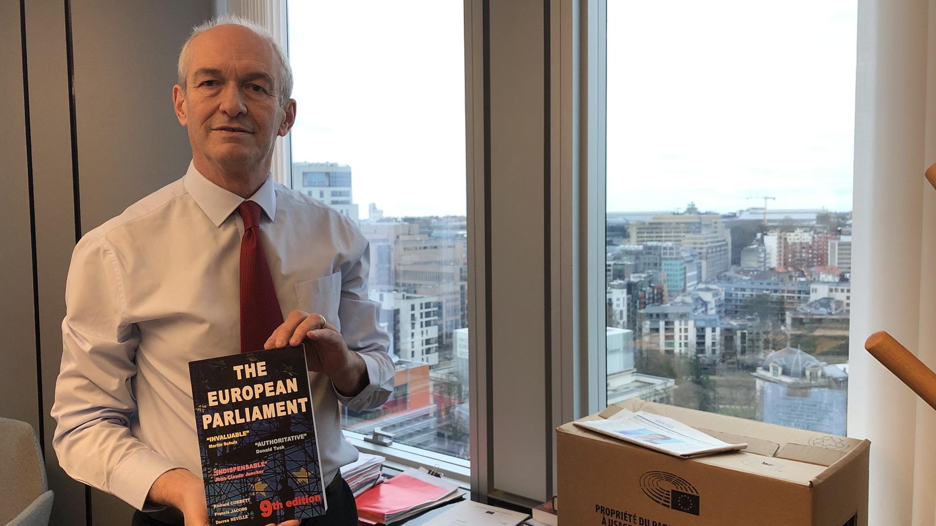 Der Labour-Fraktionschef im EU-Parlament Richard Corbett räumt sein Büro leer
