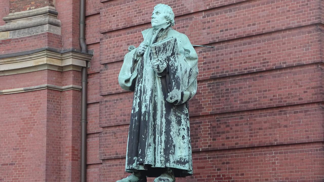 Die Luther-Statue an St. Michel in Hamburg Die Luther-Statue an St. Michel in Hamburg