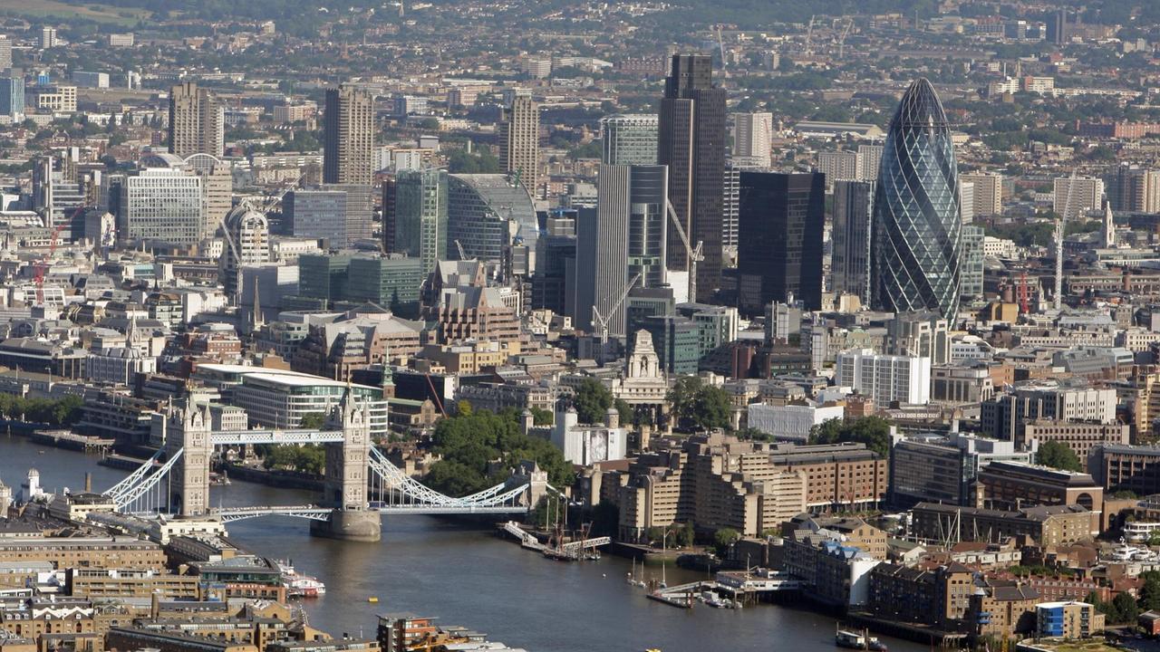 Die Luftaufnahme von London zeigt unter anderem die Tower Bridge, den Finanzdistrikt und die Themse. 