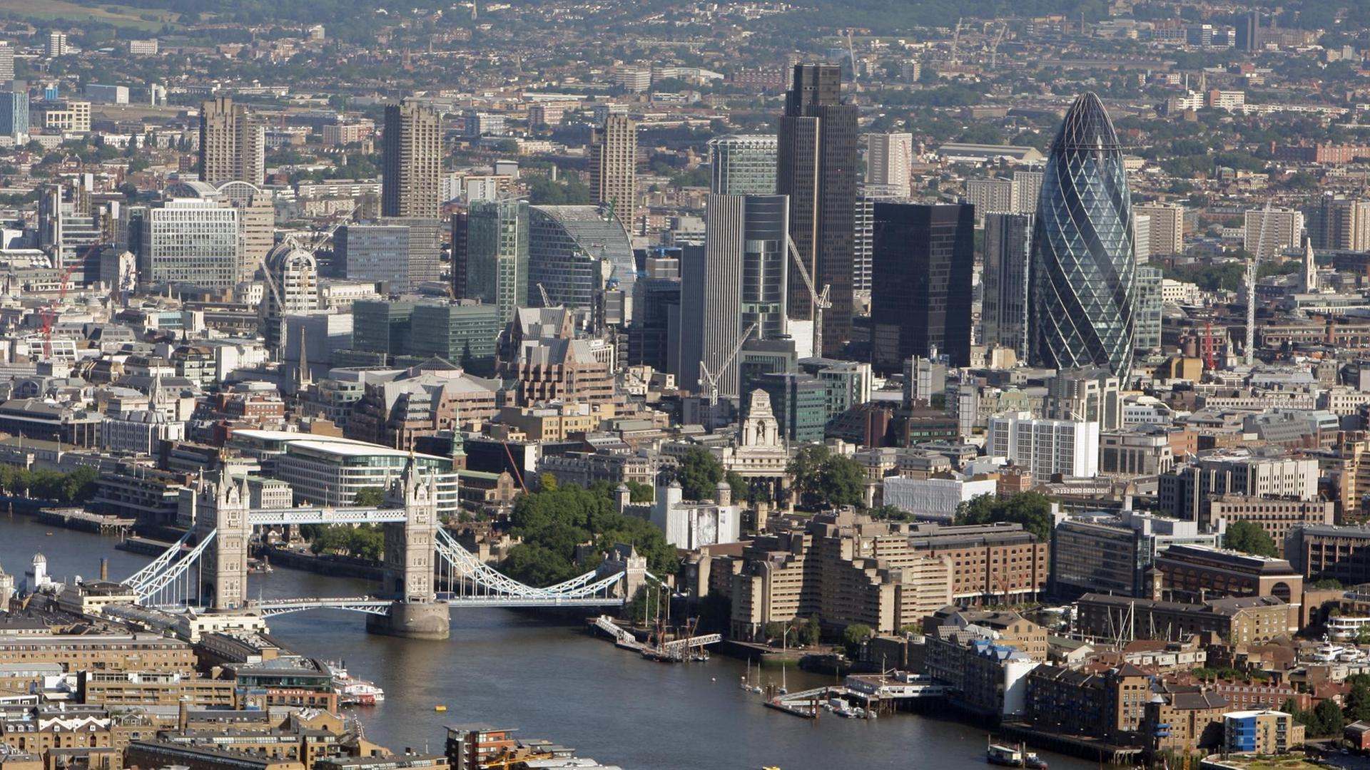 Die Luftaufnahme von London zeigt unter anderem die Tower Bridge, den Finanzdistrikt und die Themse. Die Luftaufnahme von London zeigt unter anderem die Tower Bridge, den Finanzdistrikt und die Themse.