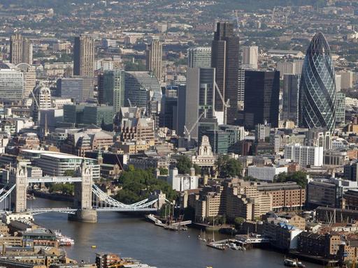 Die Luftaufnahme von London zeigt unter anderem die Tower Bridge, den Finanzdistrikt und die Themse.