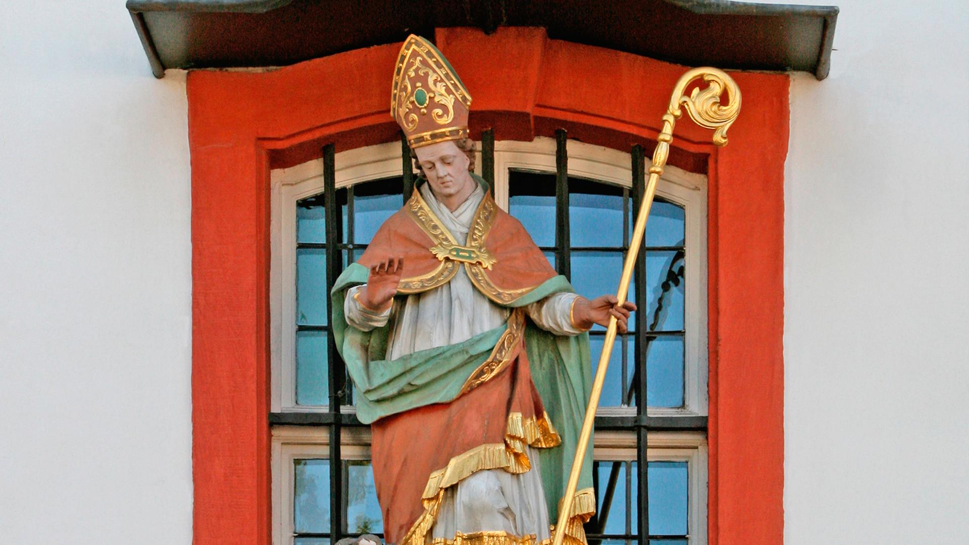 Deutschland - Rheinland-Pfalz - Bernkastel-Kues an der Mosel, Ortsteil: Kues, Sankt-Nikolaus-Hospital u. Weinkulturelles Zentrum (Cusanusstift), Darstellung des Nikolaus von Kues am Eingang zum Hospital Deutschland - Rheinland-Pfalz - Bernkastel-Kues an der Mosel, Ortsteil: Kues, Sankt-Nikolaus-Hospital u. Weinkulturelles Zentrum (Cusanusstift), Darstellung des Nikolaus von Kues am Eingang zum Hospital
