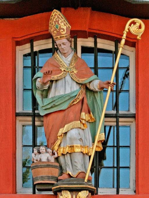 Deutschland - Rheinland-Pfalz - Bernkastel-Kues an der Mosel, Ortsteil: Kues, Sankt-Nikolaus-Hospital u. Weinkulturelles Zentrum (Cusanusstift), Darstellung des Nikolaus von Kues am Eingang zum Hospital