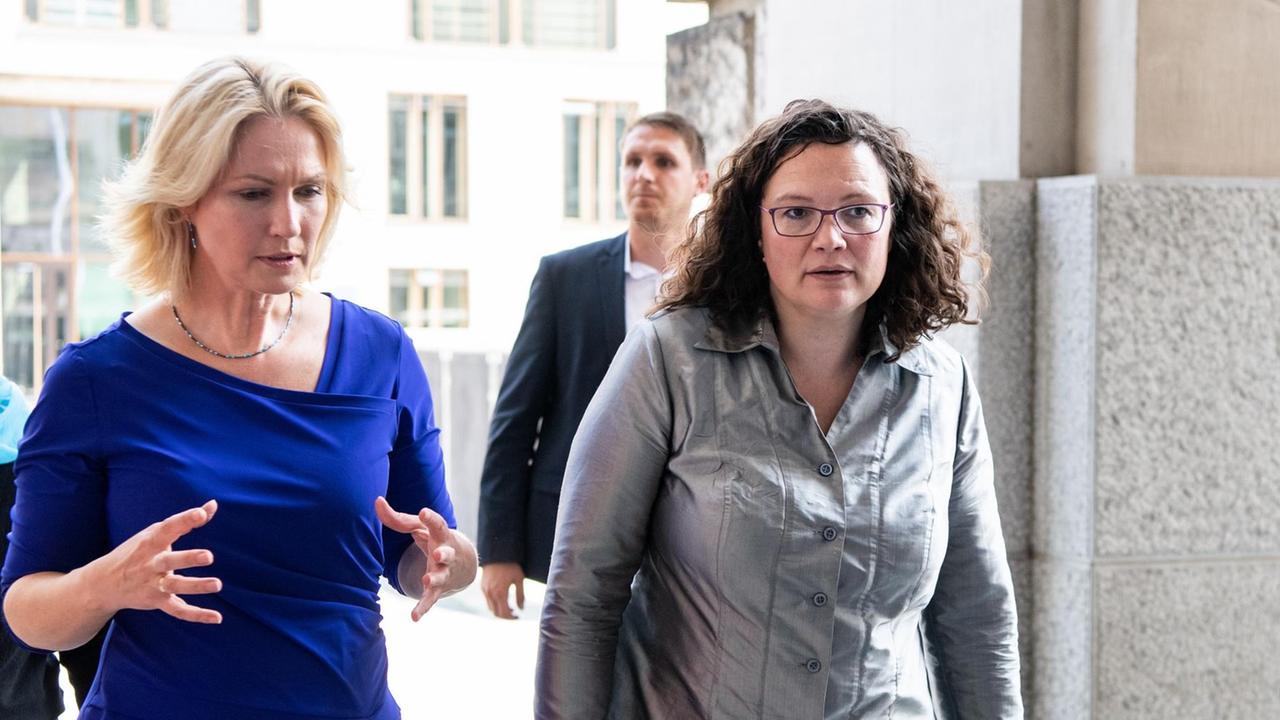 Andrea Nahles (r) ist als SPD-Vorsitzende zurückgetreten. Manuela Schwesig (l) gehört zur Übergangsführung. Andrea Nahles (r) ist als SPD-Vorsitzende zurückgetreten. Manuela Schwesig (l) gehört zur Übergangsführung.