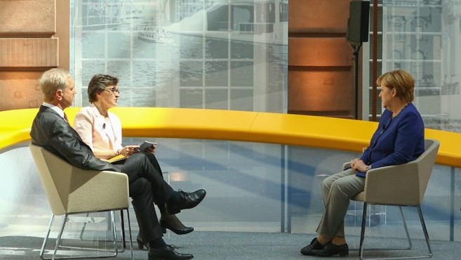 Forum Politik 'Der Kampf ums Kanzleramt'. Moderation Michael Hirz und Brigit Wentzien und Gast Angela Merkel im Atrium der Deutschen Bank am 14.8.2017 in Berlin. Forum Politik 'Der Kampf ums Kanzleramt'. Moderation Michael Hirz und Brigit Wentzien und Gast Angela Merkel im Atrium der Deutschen Bank am 14.8.2017 in Berlin.