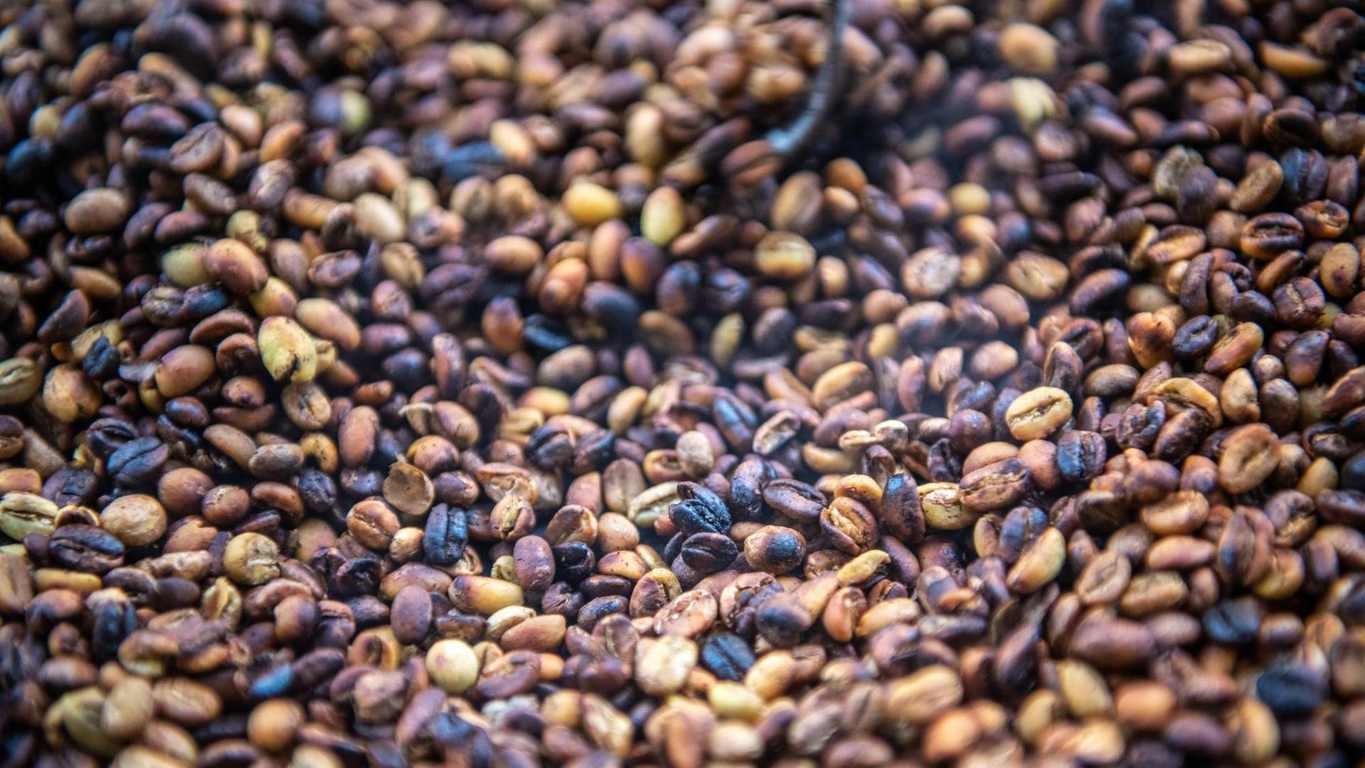 In Addis Abeba in Äthiopien wird Kaffee geröstet. In Addis Abeba in Äthiopien wird Kaffee geröstet.