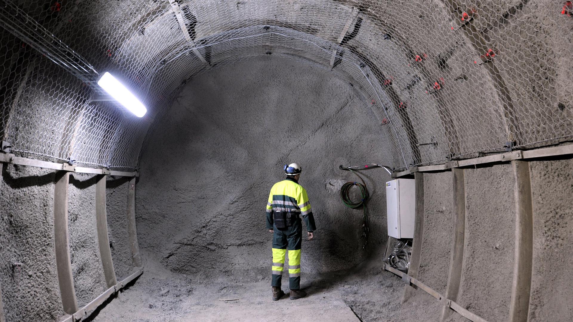 Ein Arbeiter im unterirdischen Labor des Atomendlagers Bure in Lothringen. Ein Arbeiter im unterirdischen Labor des Atomendlagers Bure in Lothringen.
