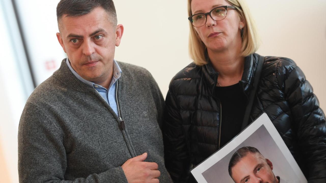 Armin Kurtović und Liane Kurtović, die Eltern von Hamza Kurtović, einem der Opfer des Anschlags von Hanau Armin Kurtović und Liane Kurtović, die Eltern von Hamza Kurtović, einem der Opfer des Anschlags von Hanau