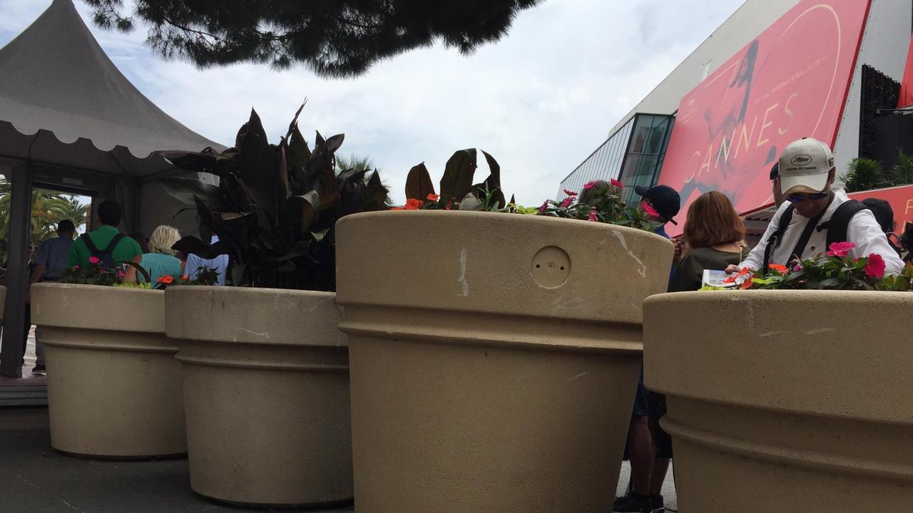 Riesige Blumentöpfe dienen in Cannes als Attentatsschutz.