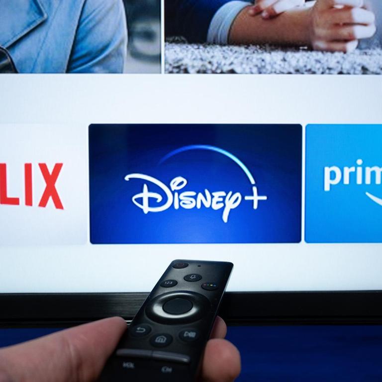 Die Logos der Streaminganbieter Netflix, Disney+ und Amazon Prime Video sind auf einem Fernseher zu sehen. | Verwendung weltweit