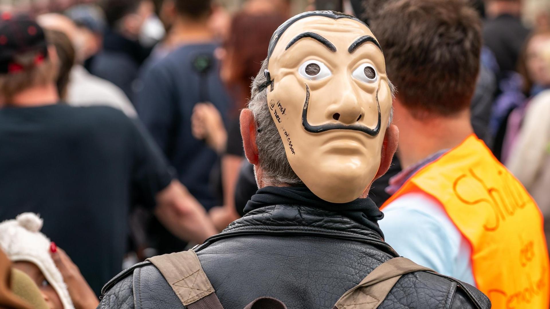 Impression von einer sog. "Hygiene-Demo" in Berlin-Mitte mit Teilnehmern unterschiedlicher Lager. Impression von einer sog. "Hygiene-Demo" in Berlin-Mitte mit Teilnehmern unterschiedlicher Lager.