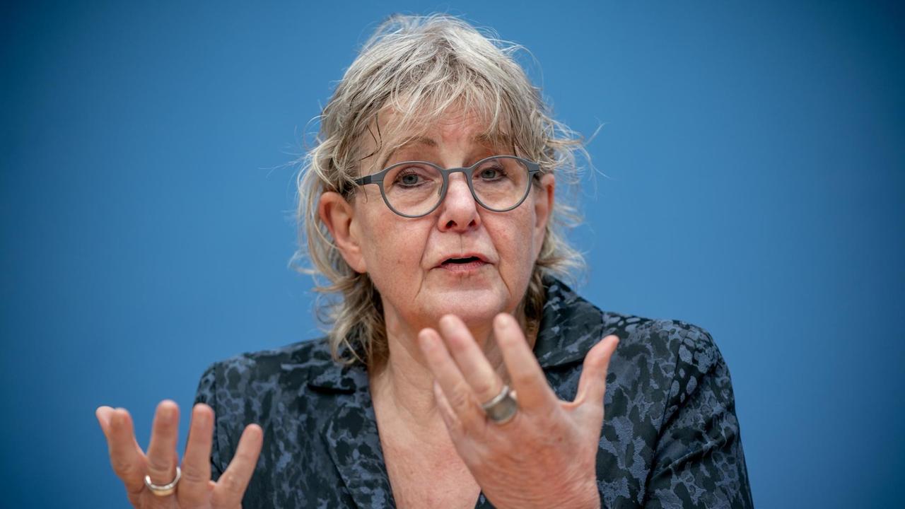 Marianne Birthler, Vorsitzende des Bürgerrats, spricht bei der Pressekonferenz des Bürgerrats zu "Deutschlands Rolle in der Welt“.
