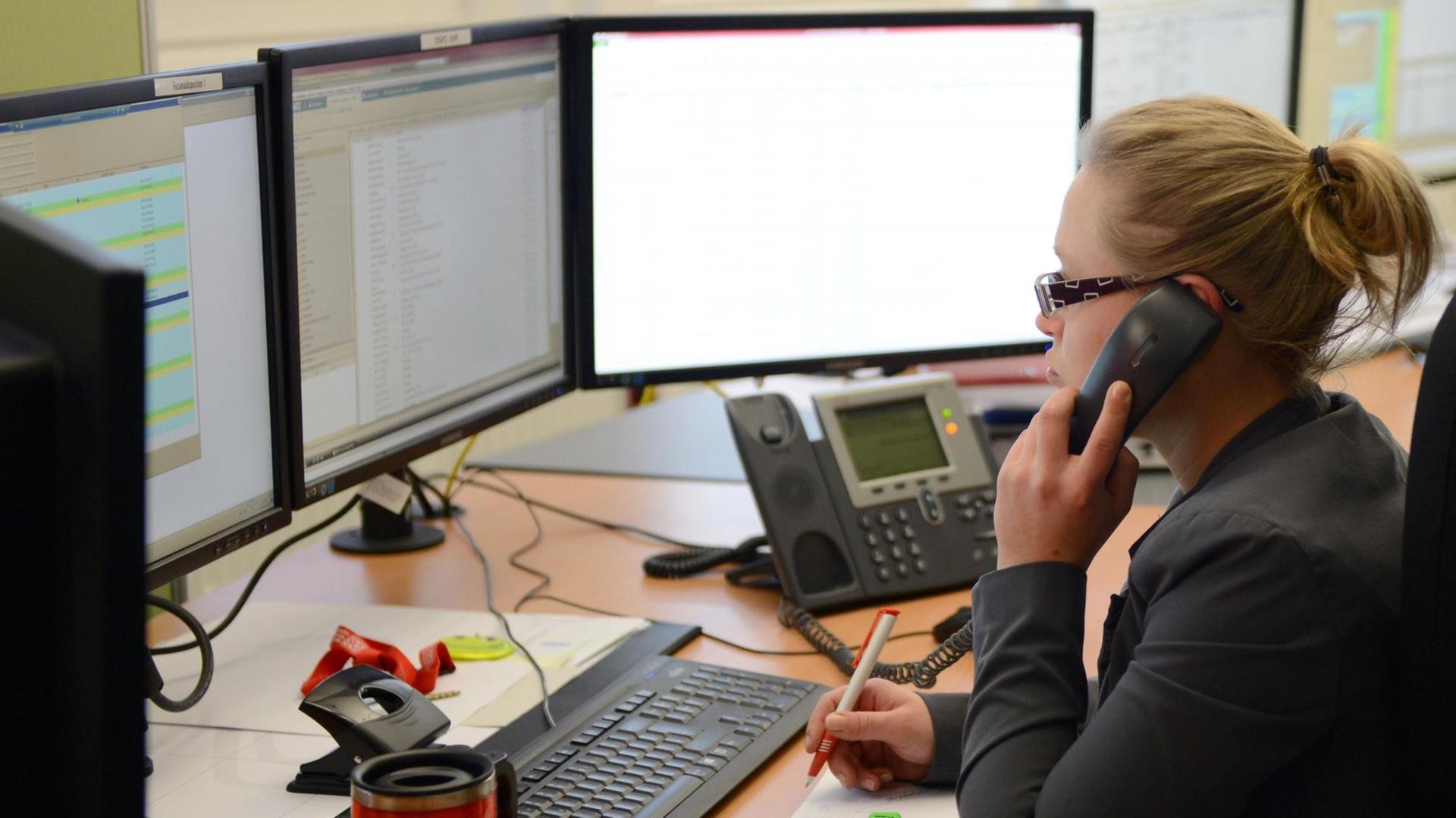 Eine Sachbearbeiterin telefoniert in ihrem Büro. Eine Sachbearbeiterin telefoniert in ihrem Büro.