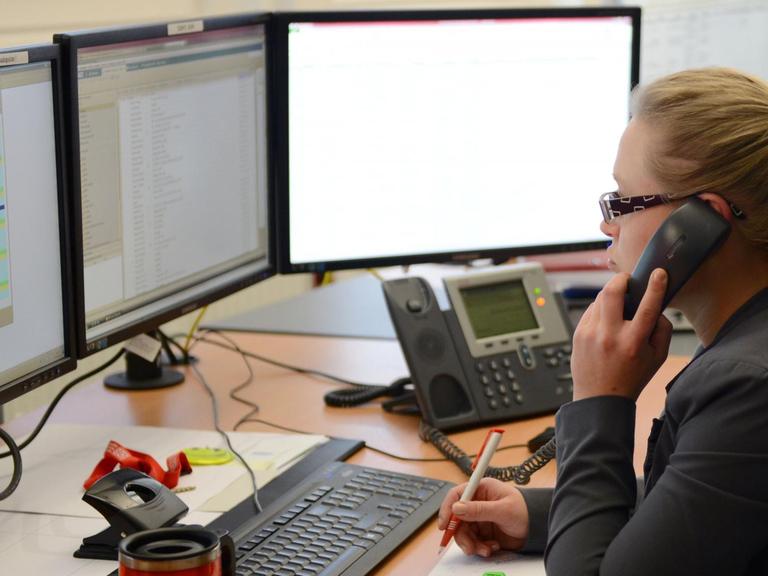 Eine Sachbearbeiterin telefoniert in ihrem Büro.