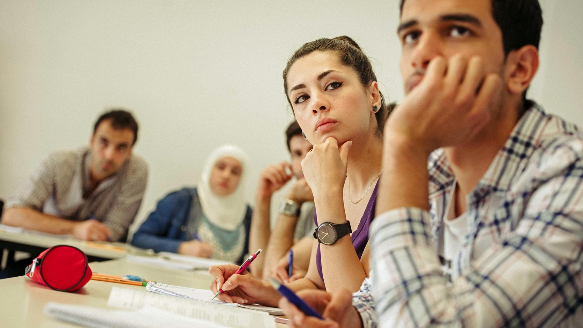 Die beiden Syrer, Leen (Name geändert) und Mahmoud Almizel sitzen in einem Aufbaukurs Mathematik für junge Flüchtlinge am Studienkolleg der Freien Universität in Berlin. Die beiden Syrer, Leen (Name geändert) und Mahmoud Almizel sitzen in einem Aufbaukurs Mathematik für junge Flüchtlinge am Studienkolleg der Freien Universität in Berlin.