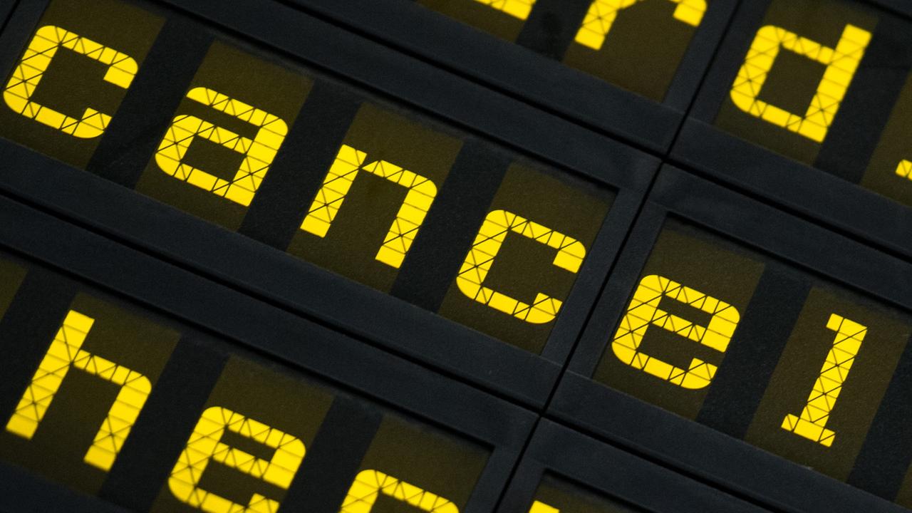 "cancelled" steht am 29.08.2014 auf der Anzeigentafel im Flughafen in Hannover (Niedersachsen) "cancelled" steht am 29.08.2014 auf der Anzeigentafel im Flughafen in Hannover (Niedersachsen)