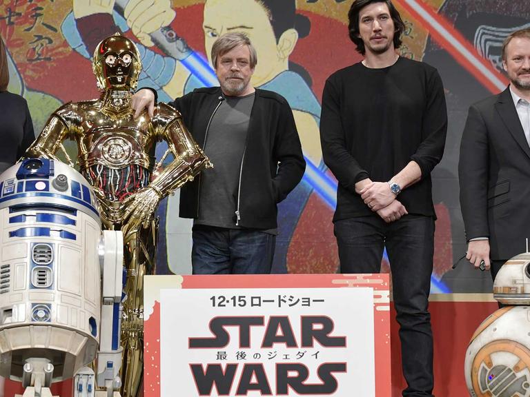 Die Produzentin Kathleen Kennedy, die Schauspieler Mark Hamill und Adam Driver sowie Regisseur Rian Johnson bei der Pressekonferenz von "Star Wars: Die letzten Jedi" in Tokyo, Japan am 7.12.2017.