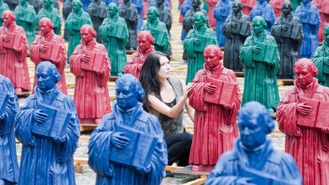 Eine Frau schaut sich am Donnerstag (12.08.2010) eine von 800 Luther-Figuren auf dem Markplatz von Lutherstadt Wittenberg an Eine Frau schaut sich am Donnerstag (12.08.2010) eine von 800 Luther-Figuren auf dem Markplatz von Lutherstadt Wittenberg an