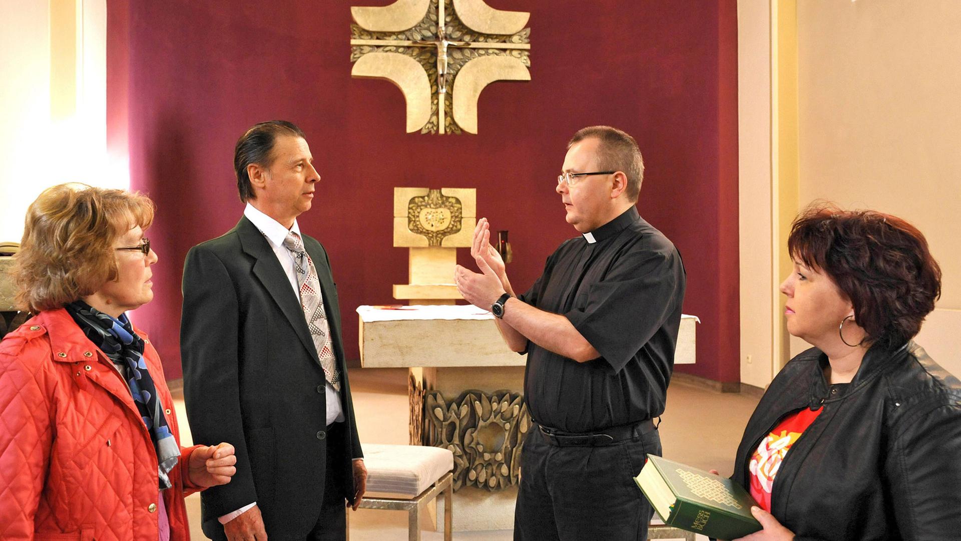 Ein Diakon und Laien auf dem Alter einer katholischen Kirche. Ein Diakon und Laien auf dem Alter einer katholischen Kirche.