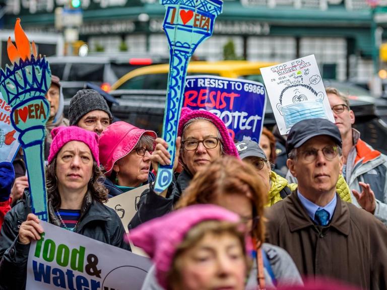 Aktivisten in New York fordern den Erhalt der US-Umweltbehörde EPA.