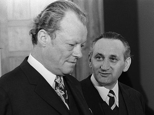 Willy Brandt (l) und Egon Bahr 1972 im Gespräch.