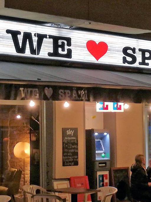 Leuchtschrift mit "We love Späti" über einem Laden