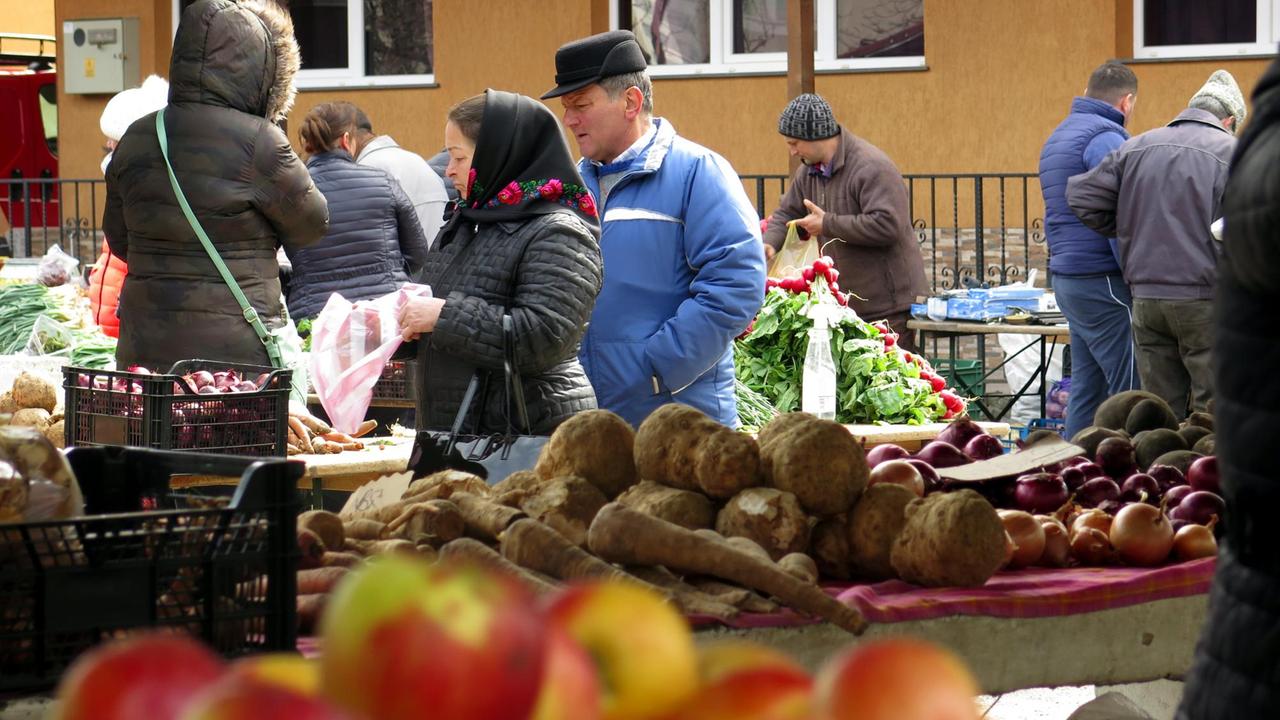 Markt im rumänischen Dorf Moisei
