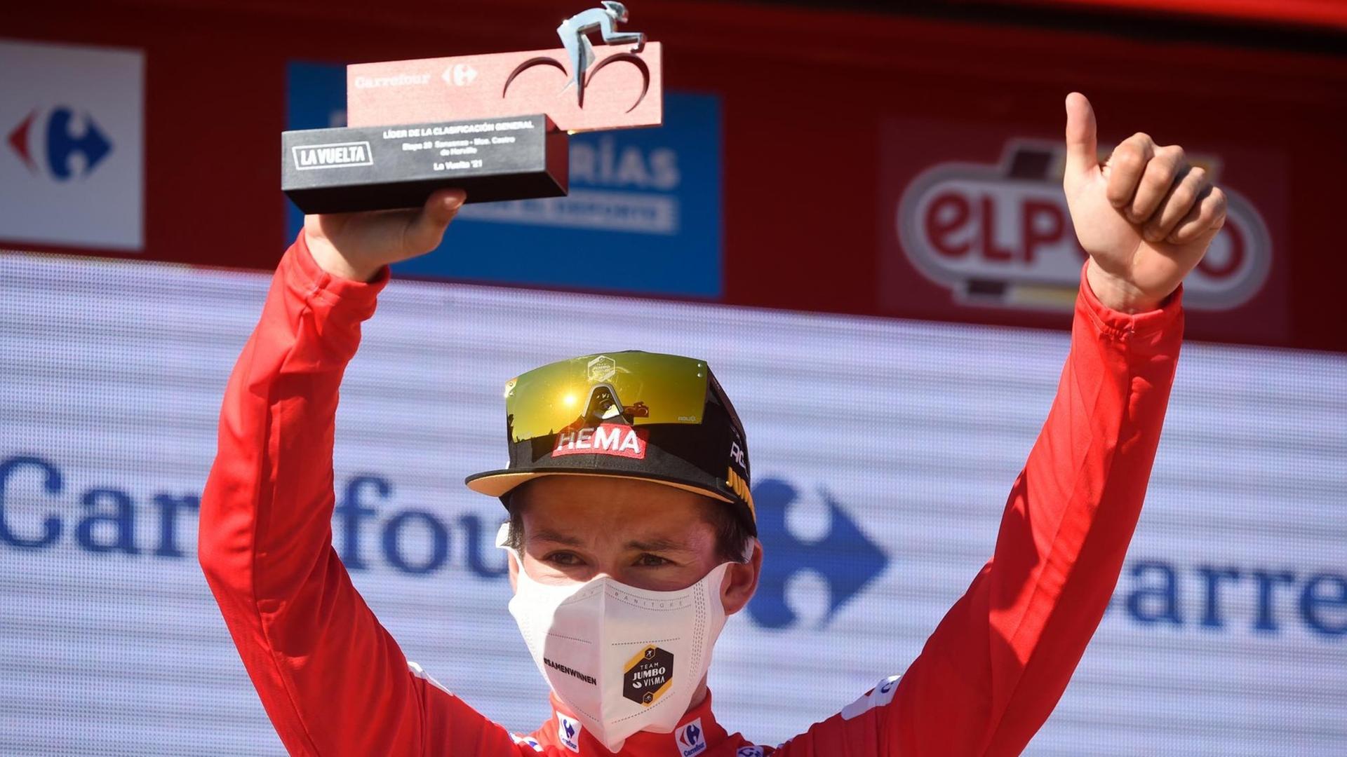 Der slowenische Radprofi Primoz Roglic nach einem Etappensieg bei der Vuelta auf dem Podium Der slowenische Radprofi Primoz Roglic nach einem Etappensieg bei der Vuelta auf dem Podium