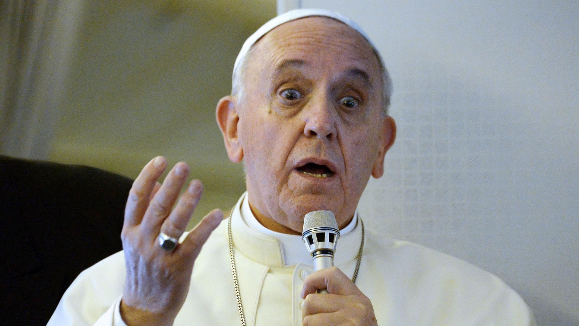 Papst Franziskus gibt eine Pressekonferenz im Flugzeug auf dem Rückweg von seiner Reise nach Südkorea. Papst Franziskus gibt eine Pressekonferenz im Flugzeug auf dem Rückweg von seiner Reise nach Südkorea.
