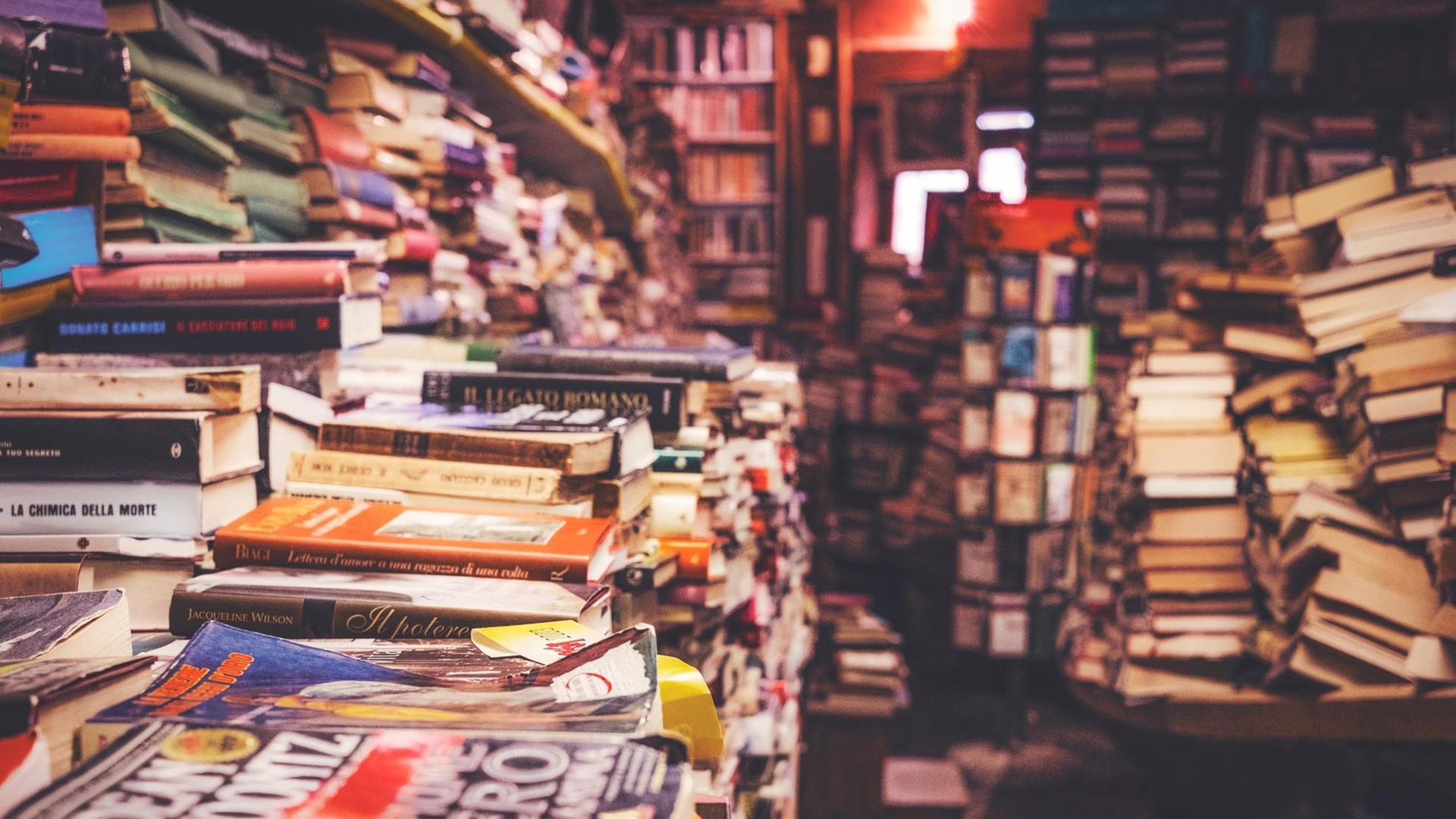 Stapelweise Bücher. Stapelweise Bücher.