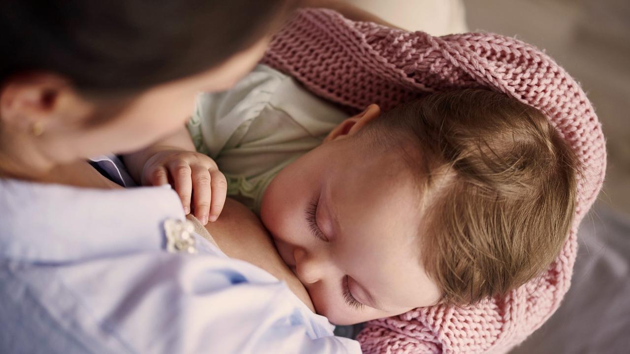 Eine Mutter stillt ihr Kind. Eine Mutter stillt ihr Kind.