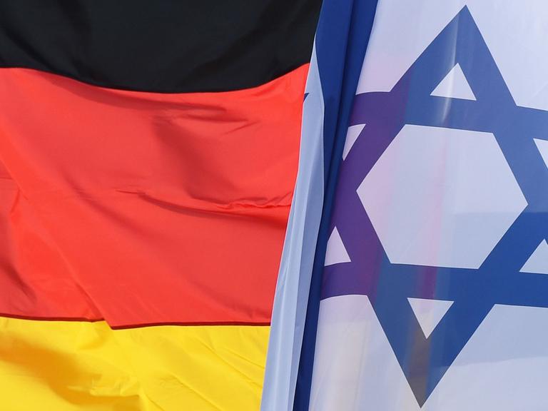Die Fahnen von Deutschland und Israel