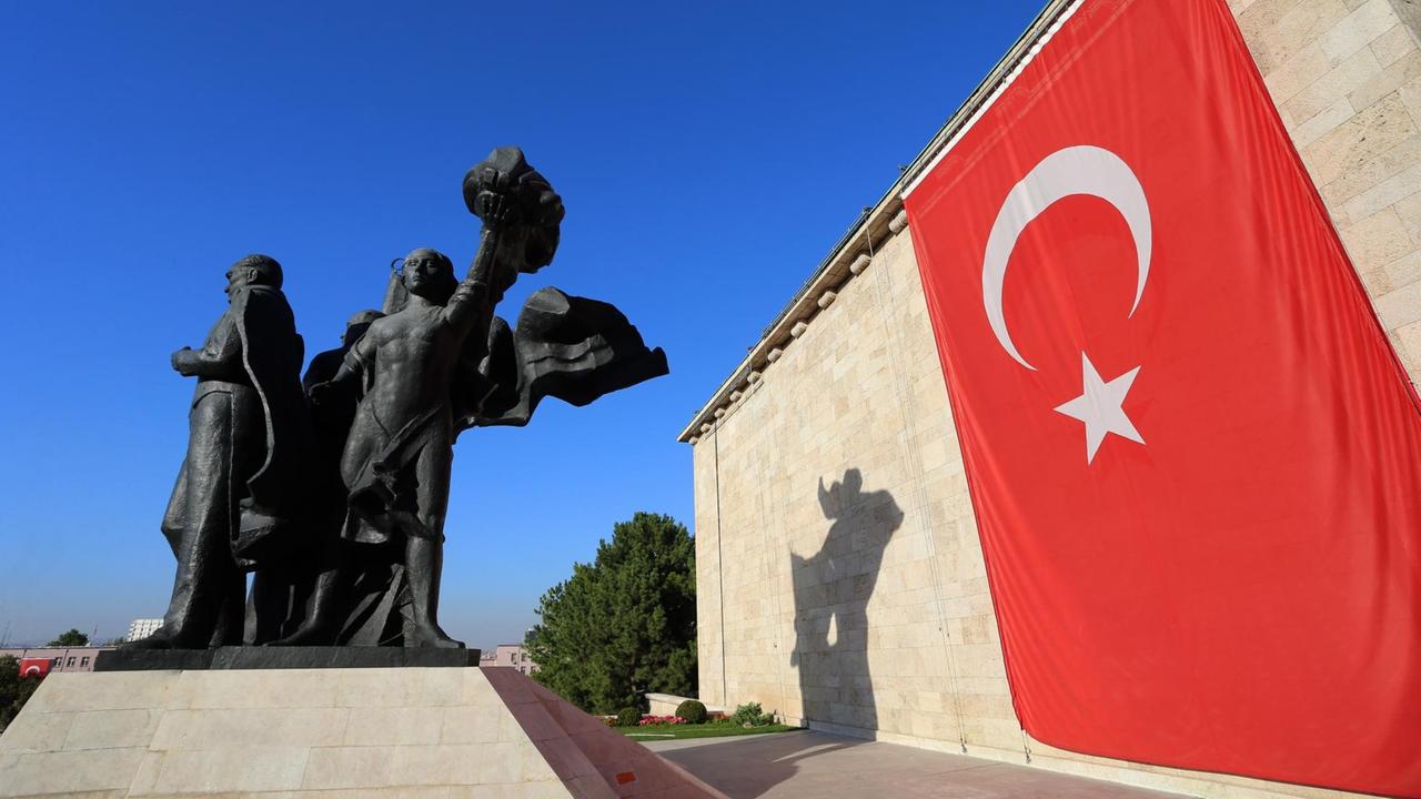 Eine große Türkeifahne hängt am Gelände des Parlamentes in Ankara.