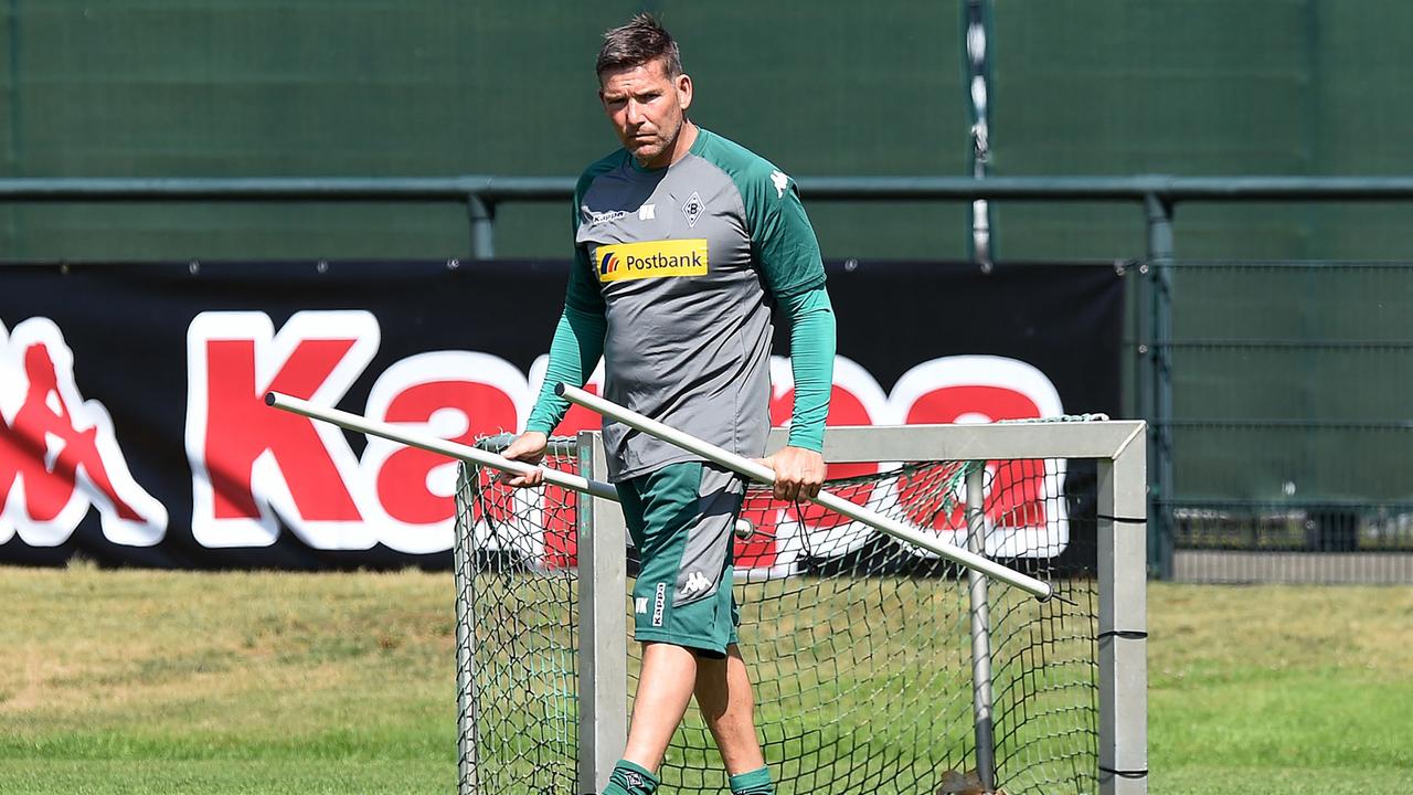 Towarttrainer Uwe Kamps im Trikot von Borussia Mönchengladbach auf dem Trainingsplatz. Towarttrainer Uwe Kamps im Trikot von Borussia Mönchengladbach auf dem Trainingsplatz.