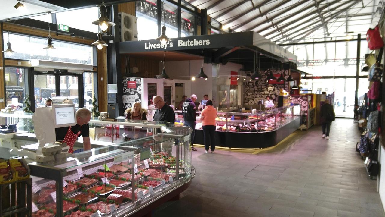 Fleischereistände auf überdachtem Markt in Preston Fleischereistände auf überdachtem Markt in Preston